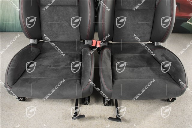 Fotele sportowe, regulowane manualnie, podgrzewanie, skóra/Alcantara, napis GTS, czarny/czerwona nić, L+R
