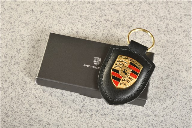 Brelok na klucze z herbem Porsche, skórzany,  czarny