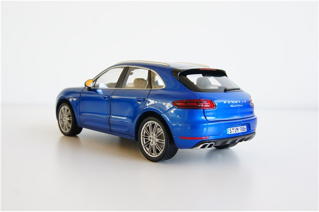 Modellauto Porsche Macan Turbo, saphirblaumetallic, 1:18