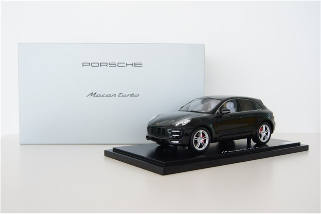 Model Porsche Macan Turbo, z witryną, limitowany / 1000 szt., skala 1:18