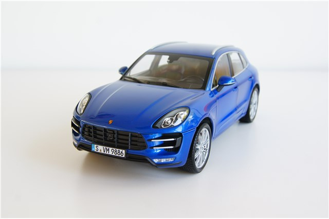 Modellauto Porsche Macan Turbo, saphirblaumetallic, 1:18