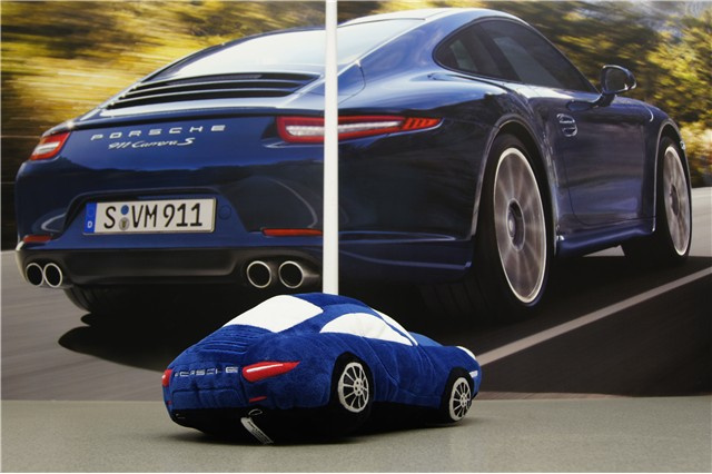 Samochód pluszowy 911 Carrera model 991 niebieski