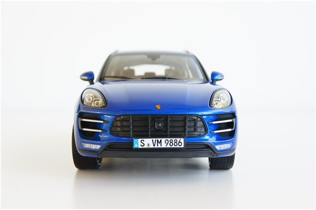 Modellauto Porsche Macan Turbo, saphirblaumetallic, 1:18