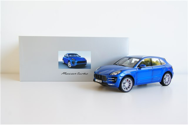 Modellauto Porsche Macan Turbo, saphirblaumetallic, 1:18