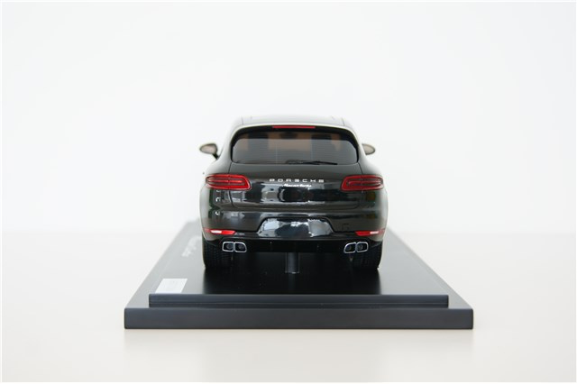 Model Porsche Macan Turbo, z witryną, limitowany / 1000 szt., skala 1:18