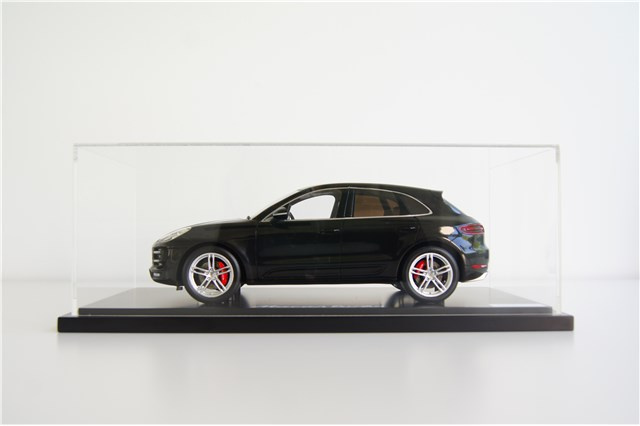 Model Porsche Macan Turbo, z witryną, limitowany / 1000 szt., skala 1:18