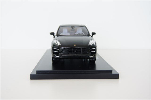 Model Porsche Macan Turbo, z witryną, limitowany / 1000 szt., skala 1:18