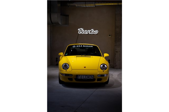 Porsche Turbo Leuchtschriftzug, LED, Lichtfarbe: 4.000 Kelvin, Größe 98,9 x 25 cm, Limitiert auf 911 Stück