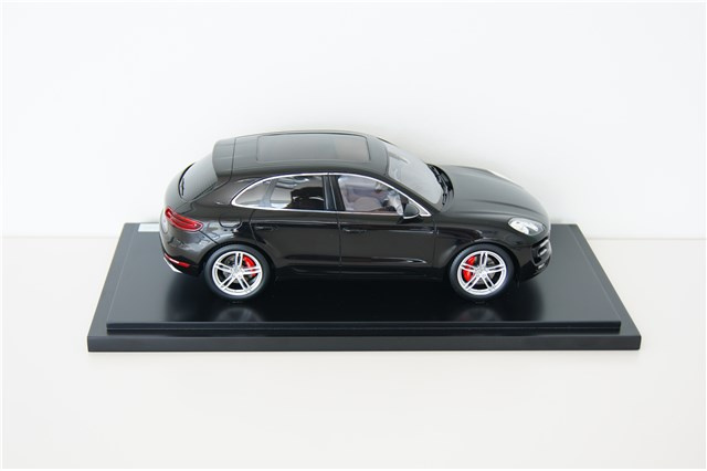 Model Porsche Macan Turbo, z witryną, limitowany / 1000 szt., skala 1:18