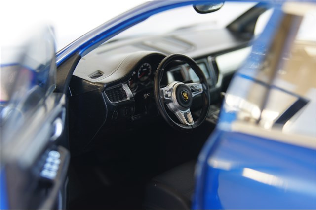 Modellauto Porsche Macan Turbo, saphirblaumetallic, 1:18