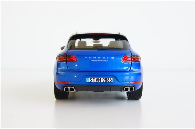 Modellauto Porsche Macan Turbo, saphirblaumetallic, 1:18
