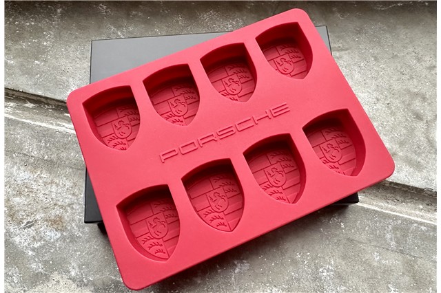 Eiswürfelform, Porsche Wappen
