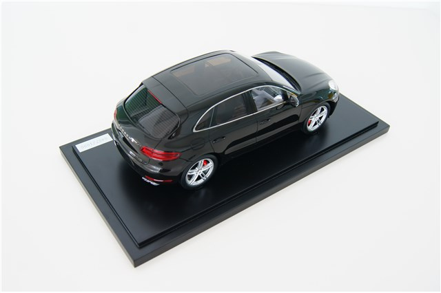 Model Porsche Macan Turbo, z witryną, limitowany / 1000 szt., skala 1:18