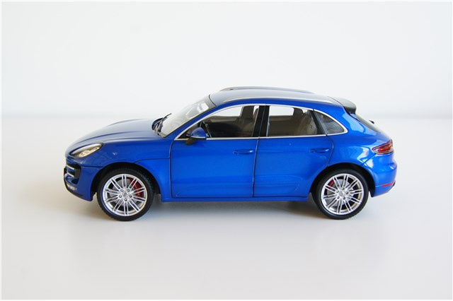 Modellauto Porsche Macan Turbo, saphirblaumetallic, 1:18