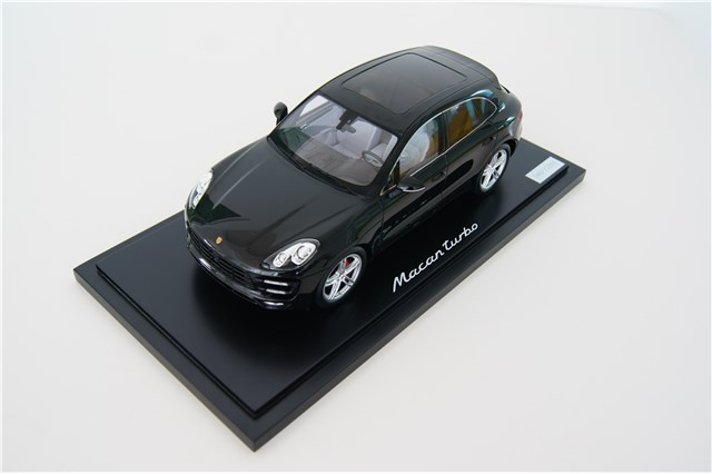 Model Porsche Macan Turbo, z witryną, limitowany / 1000 szt., skala 1:18