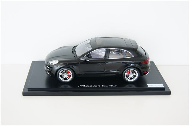 Model Porsche Macan Turbo, z witryną, limitowany / 1000 szt., skala 1:18